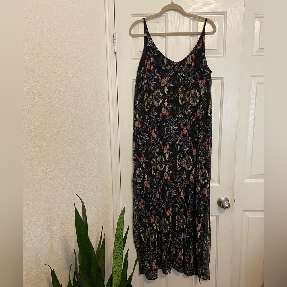 Moody floral pattern plisse dress with side slits